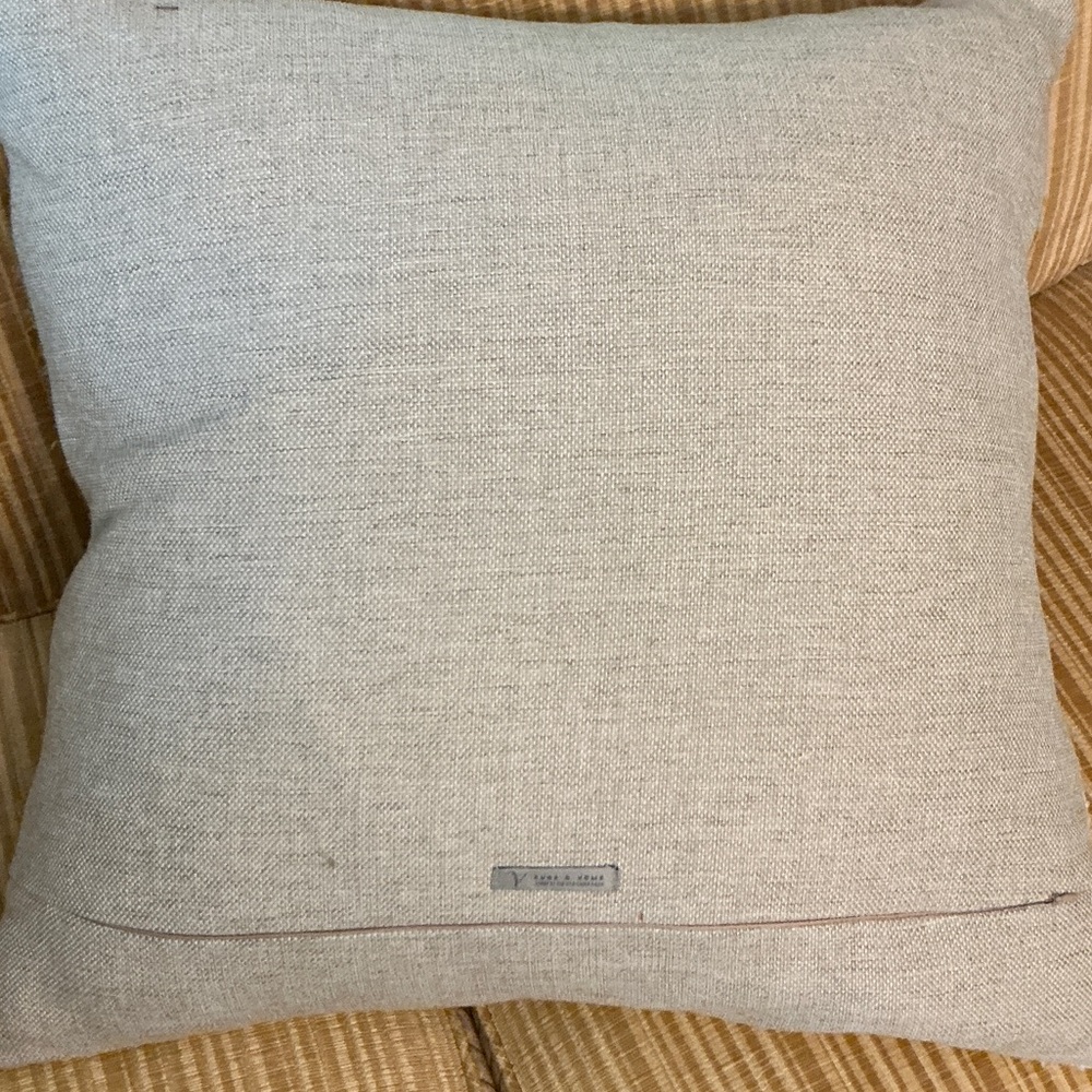 A Pair of Rugs & Home White and Brown Accent Pillows- 22x22- Excellent Condition - Picture 3 of 5